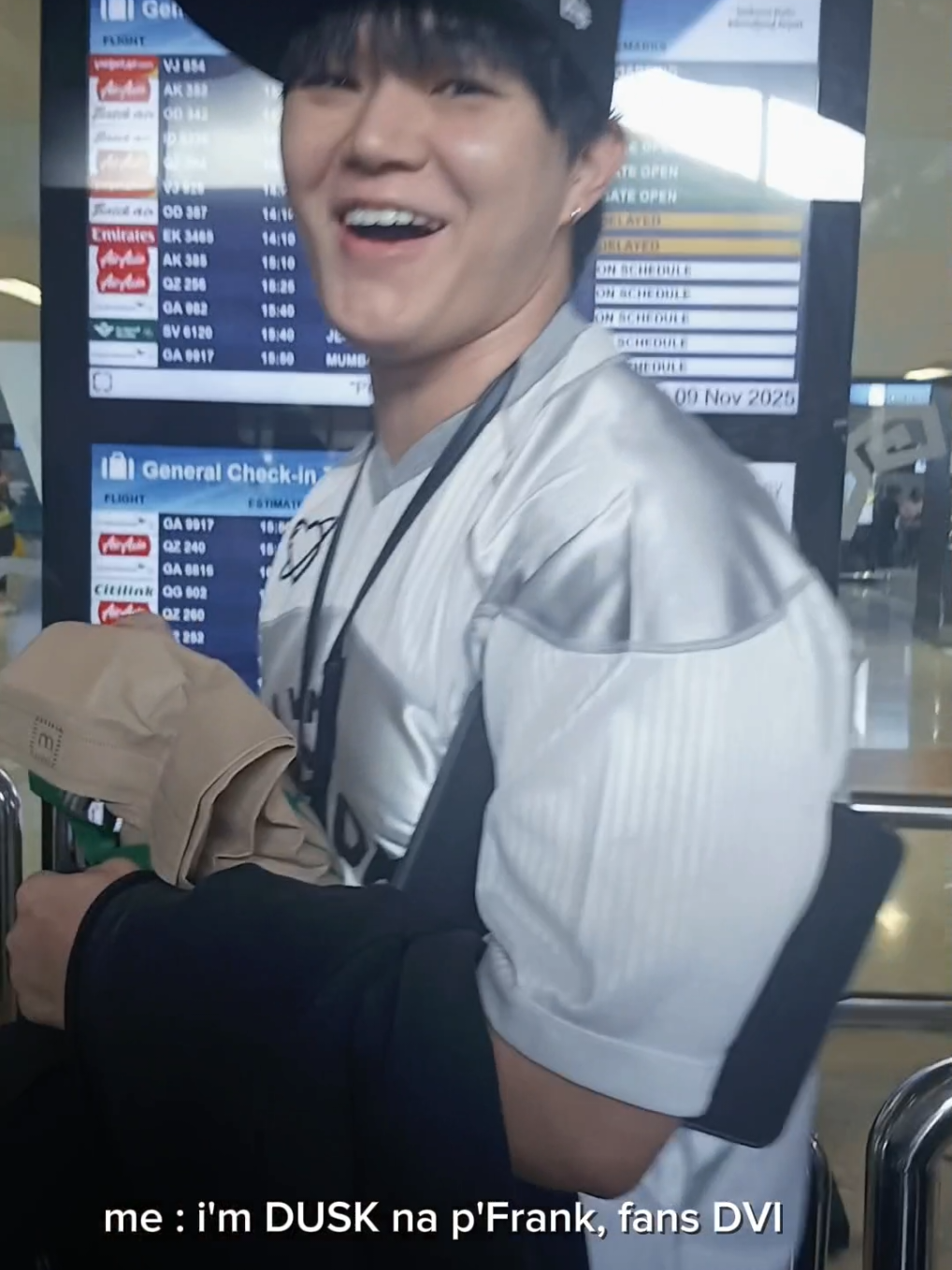 I'm proud to be DUSK, and will never forget DVI.  p'frank sorry for trying to meet you in a public place like this, Apart from here, I can't meet you in Thailand🥺 I MISS DVI SO MUCH! Sehat sehat yaa p'frank dan kurcil kunci DVI semuanya, hopefully one day i can meet the complete DVI🥺🦋 #DVI #PalotVibes #tpop #fyp #thaisinger @palot.c  *p.s. my main goal is to meet p'frank before the flight. really focused on p'frank.