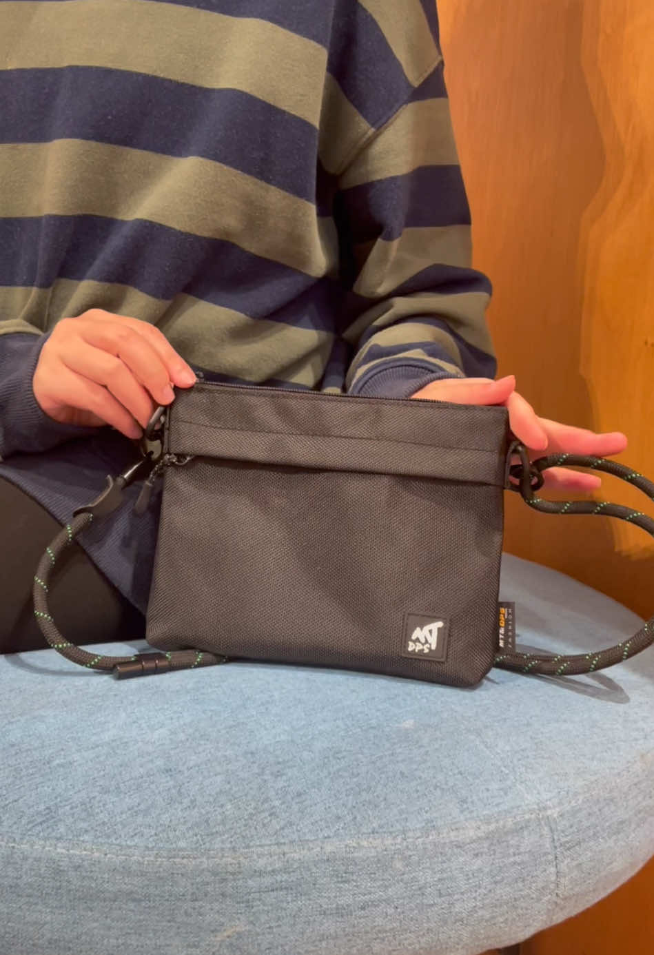 BLISS LUGGAGE กระเป๋าสะพายข้างไนลอนสีดำ โปรโมชั่นเฉพาะร้าน ลดกว่า 50% อย่าพลาด! ##phonebag##กระเป๋าแฟชั้น##กระเป๋าคาดเอว##กระเป๋าฮิตในtiktok##กระเป๋าแฟชั่น##กระเป๋าแฟชั้นะ##กระเป๋าผ้าไนล่อน##กระเป๋าแฟชั้นร 