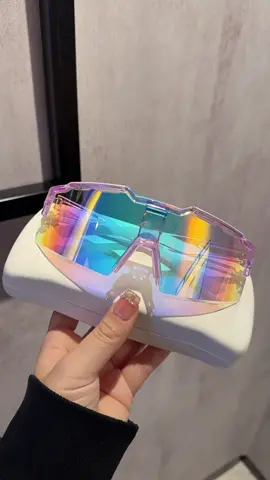 Hiệu ứng màu sắc trên chứ chiếc kính cộng với thiết kế phong cách #kinhmat #kinhram 