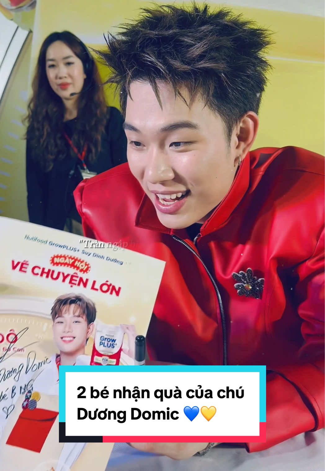 2 bé nhận quà của chú Dương Domic 💙💛 Chú dễ thương, thân thiện lắm #nutifoodgrowplus  #duongdomic #dopamine #toptrending #viral 