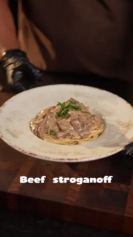 مكرونة قوية بالـ( بيف ستراجانوف ) #ليبيا🇱🇾 #بيف_ستروغانوف #مهاب_الهنيد #تونس🇹🇳 #الجزائر🇩🇿   المكونات 📔:  لحم فيليه 1/2 كيلو جبنة قشطة بقرية او كريم طبخ 250 مل  50 غم زبدة بقرية  2 ملعقة دقيق  بصلة كبيره / فطر طبيعي شرايح  مرق عظم او مرق لحم 1/2 كيلو مكرونة  تقدم مع مكرونة فيتوتشيني او أرز ابيض او بيوريه بطاطا التوابل  ملح فلفل ابيض اسود وردي فريش اكليل  توابل لحم للمرق فلفل اسود ملح ورق غار 