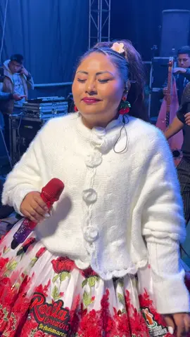 🎶 “Me dicen, me cuentan que ya tienes otra dueña” 💔 ¿Cuántos se identifican con esta canción? 🥺 Cantemos con el corazón🎻❤️ #RositaCorazón #arpaviolin 