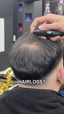 Deswegen vertrauen immer mehr Männer auf Magicolour. 1.	Sichtbare Veränderung in nur 15 Minuten Magicolour füllt lichte Stellen am Oberkopf oder Hinterkopf sofort auf – auftragen, kurz warten, abspülen, fertig. Das Haar wirkt sofort dichter und natürlicher. 	2.	Hält bis zu 5 Tage – egal, was du machst Schwimmen, Sport oder Alltag – Magicolour bleibt zuverlässig an Ort und Stelle. Die wasser- und schweißfeste Formel sorgt für ein langanhaltendes, natürliches Ergebnis. 	3.	Mehr Selbstbewusstsein im Alltag Volles Haar verändert, wie man sich fühlt und auftritt. Mit Magicolour wirkt man gepflegt, frisch und selbstsicher – ganz ohne Aufwand. #fyp #haarausfall #foryoupage❤️❤️ #viral_video #foru 