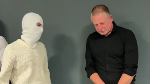 Götz Kubitschek und ich besprechen auf der #Seitenwechsel -Buchmesse in Halle die Vorzüge der Brandmauer und die Frage aller Fragen: Biegen oder brechen? #Seitenwechsel #halle #buchmesse 