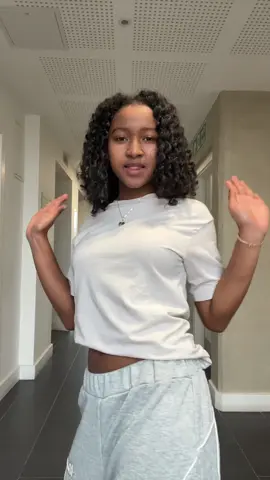 On suit un peu les trends 😜#fyp #newtrend #dancetrend2025 #dancechallenge #dancefor1person 