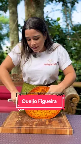 🧀✨ Um espetáculo de cor, sabor e cremosidade! Diretamente de Amparo–SP, o Queijo Figueira encanta com sua textura suave, coloração alaranjada natural e sabor levemente adocicado. Um verdadeiro tesouro artesanal com 120 dias de maturação. Harmoniza perfeitamente com frutas frescas, mel e vinhos brancos de boa acidez 🍯🍷 👉 Aproveite o Esquenta Black Friday e garanta o seu antes que acabe! #QueijoFigueira #QueijosArtesanais #BlackFridayQueijos #DelíciaBrasileira #Queijaria 