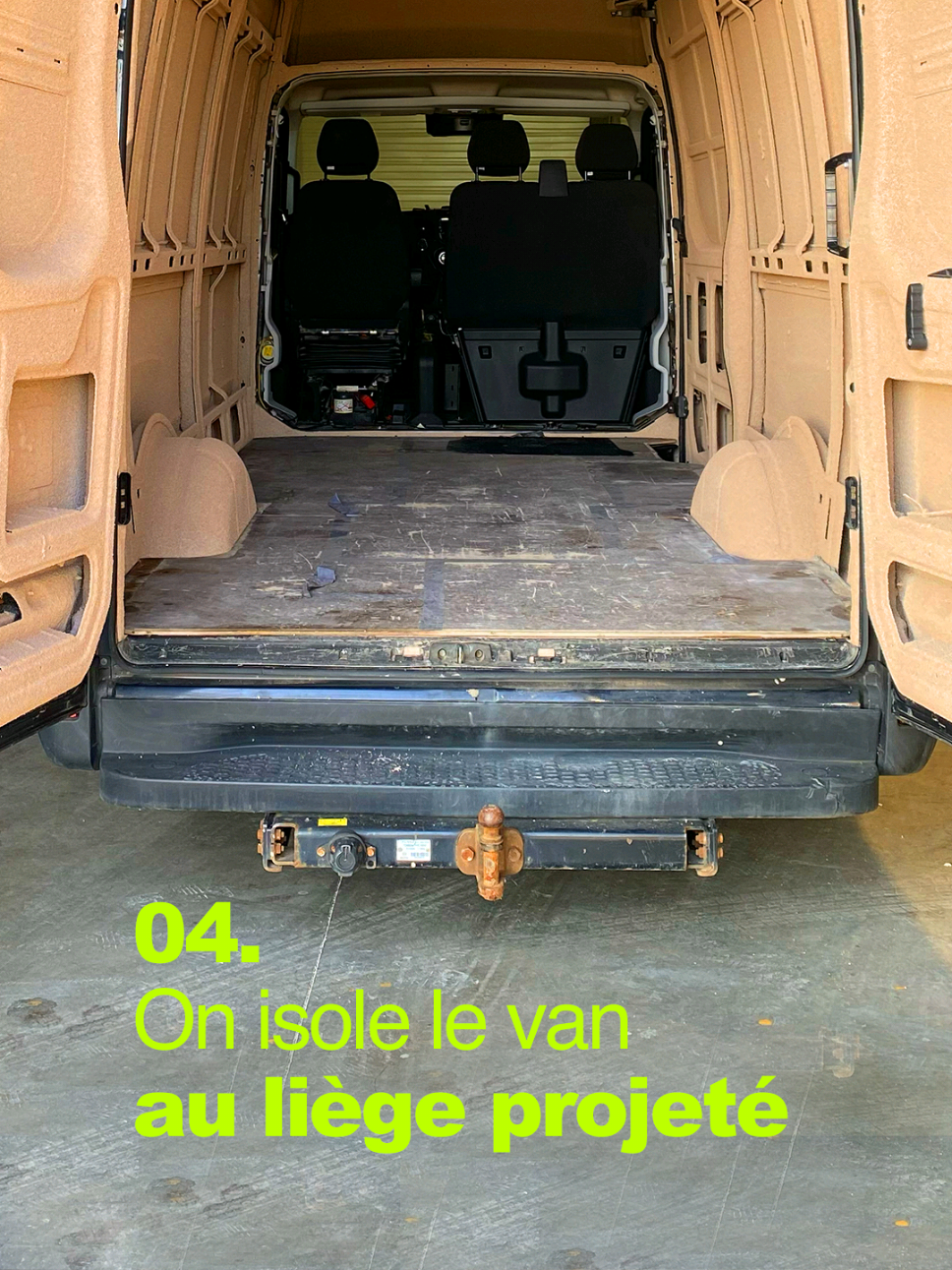 Il est temps de transformer ce camtar en véritable maison et ça commence par l’isolation au liège projeté ☀️ #vanlife #vanlifetravel #vantour 