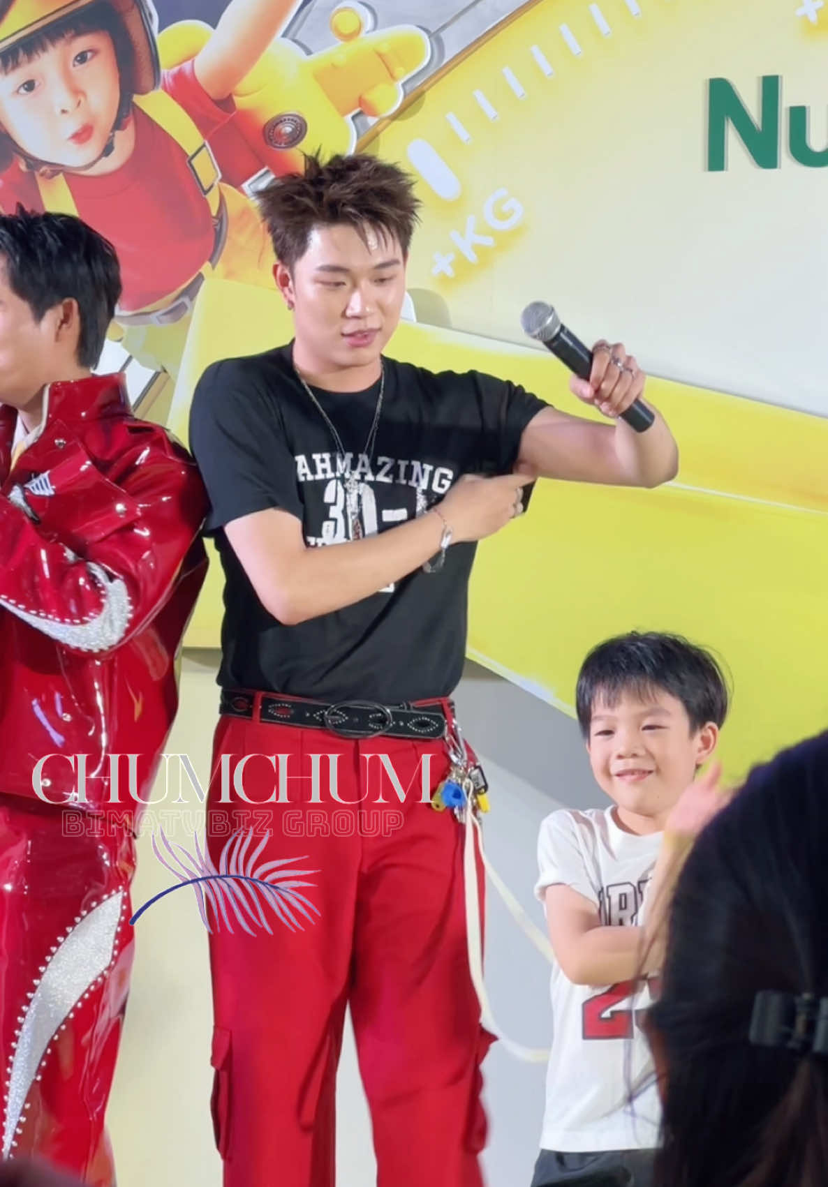 Dương Domic bất ngờ cởi áo khoác khoẻ bắt tay trắng nỏn tại ngày hội Vẽ chuyện lớn của Nutifood GrowPlus+ #NutifoodGrowPLUS #Ngayhoivechuyenlon  #NutifoodGrowPLUStangcan #SuyDinhDuong #NutifoodGrowPLUSbychumchum #chumchum