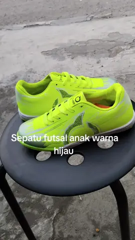 Anak anak nih geng  #sepatufutsalanakwarnahijau #sepatuFutsalanakterbaru #sepatu #guncang1111 