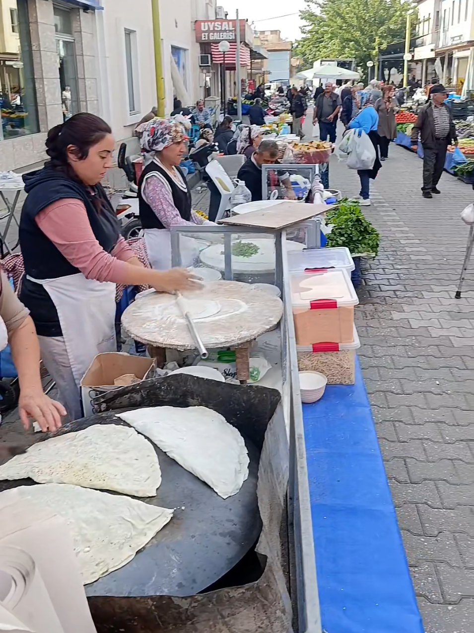 EGE'nin en büyük açık pazarlarından biri olan, İzmir - Ödemiş ilçemizin bugün ki cumartesi günü pazarından video çekimim 🥰  Memleketimize ve güzel pazarımıza hasret çeken gurbetteki hemşerilerimize gelsin.  . #izmir #ödemiş #gezilecekyerler #keşfetedüş #keşfetteyiz 