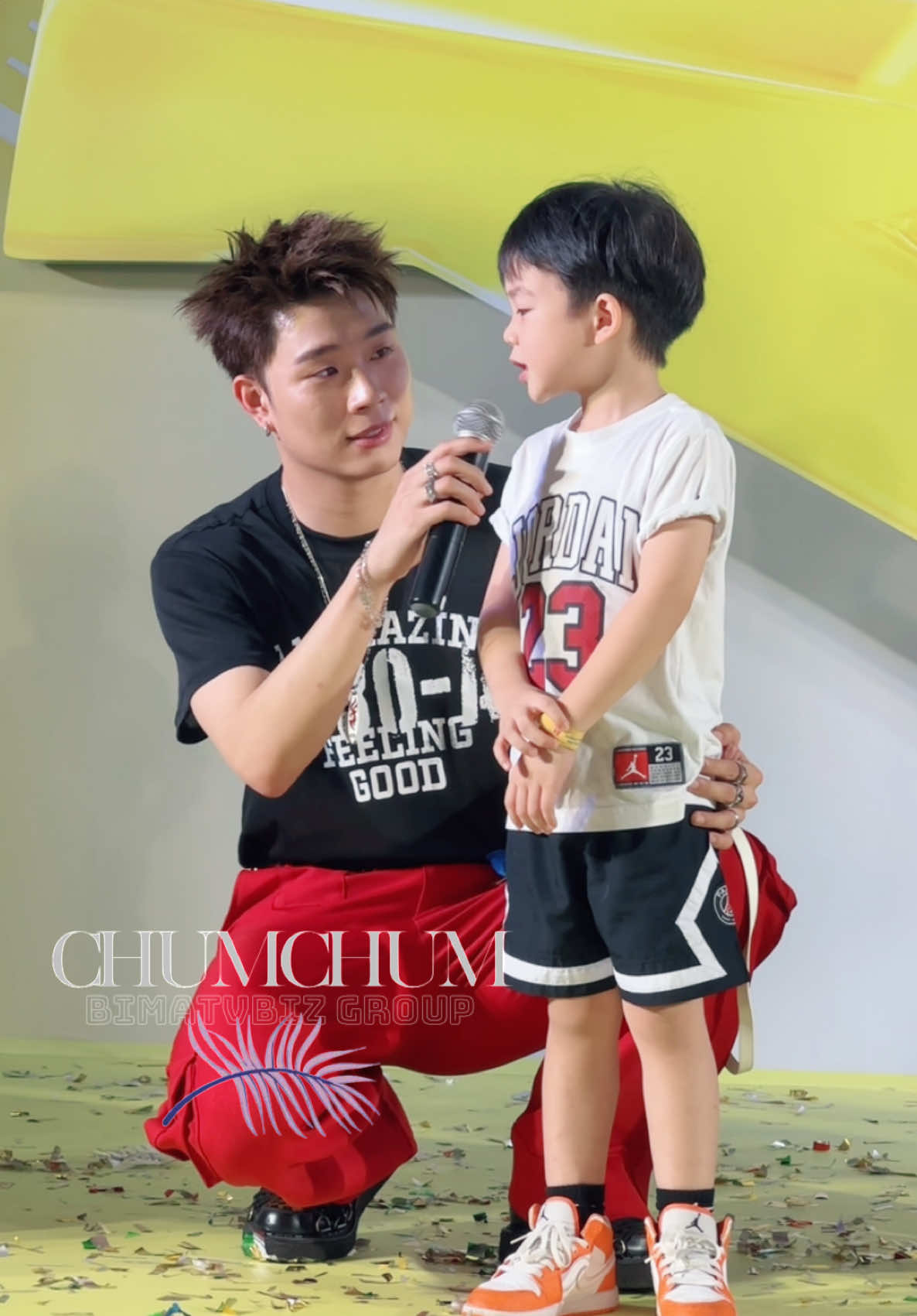 Bắt gặp khoảnh khắc siêu đáng yêu của Dương Domic và bé trai tại ngày hội Vẽ chuyện lớn của Nutifood GrowPlus+ #NutifoodGrowPLUS #Ngayhoivechuyenlon  #NutifoodGrowPLUStangcan #SuyDinhDuong #NutifoodGrowPLUSbychumchum #chumchum