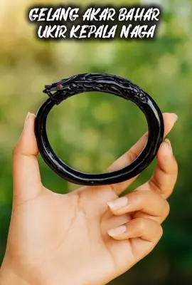 Gelang Akar Bahar Ukir Kepala Naga — perpaduan antara seni alami dan makna mistik. Dipercaya membawa energi pelindung, keberanian, dan kharisma kuat, ukiran kepala naga menambah aura gagah dan eksklusif bagi pemakainya. ✨ Cocok untuk kolektor dan pecinta energi alam sejati. #gelangakarbahar #gelangakarbaharukirkepalanaga #akarbaharkepalanaga #akarbaharukirnaga 
