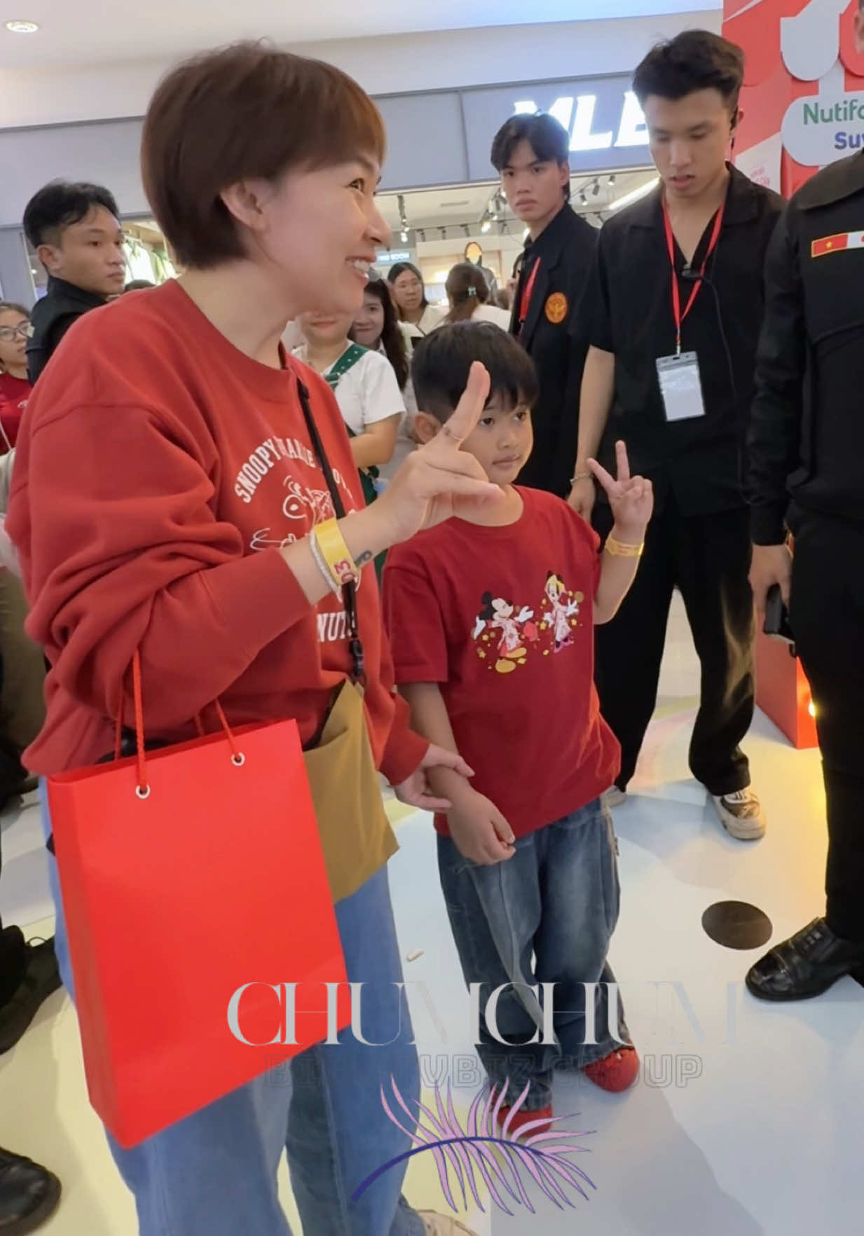 Các em bé nhỏ cực đáng yêu được ba mẹ dẫn đến tham gia ngày hội Vẽ chuyện lớn của Nutifood GrowPlus+ #NutifoodGrowPLUS #Ngayhoivechuyenlon  #NutifoodGrowPLUStangcan #SuyDinhDuong #NutifoodGrowPLUSbychumchum