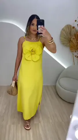 Vestido midi floral elegante e confortável, perfeito para todas as ocasiões. Tendência moda 2025! 🌸✨ #Elegância #ModaFeminina #VestidoMidi