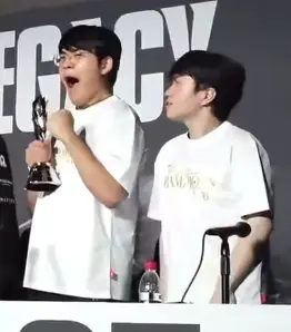 Xin lỗi dùm thằng cốt :( #fyp #leagueoflegends #lol #riotgames #t1 #gumayusi #keria #faker #oner #doran #funny #tiktok #esports 