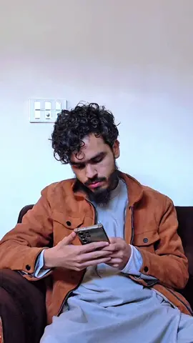 یک ذکر ساده با آثار بزرگ: حفاظت، آرامش و ایمان به قدرت بی‌نهایت الله متعال  «أَعُوذُ بِكَلِمَاتِ اللَّهِ التَّامَّاتِ مِنْ شَرِّ مَا خَلَقَ وَذَرَأَ وَبَرَأَ» پناه می‌برم به کلمات کامل و بی‌نقص خداوند از شر هر آنچه آفریده، پراکنده کرده و خلق نموده است. این دعا، کلیدی است برای ورود به امنیت الهی و آرامش قلب. با پناه بردن به کلمات تامّات خداوند، انسان از هر شرّ و آسیبی محافظت می‌شود؛ چه از مخلوقات آشکار و چه از خطراتی که پراکنده و پنهان‌اند. کلمات کامل خداوند: شامل قرآن، نام‌ها و صفات او، و قدرت بی‌نقصش در آفرینش است. شرّ مخلوقات: هر موجودی که ممکن است آسیب برساند؛ انسان، حیوان، یا حتی نیروهای طبیعی. ذَرَأَ و بَرَأَ: شامل پراکندگی و آفرینش دقیق مخلوقات، که نشان می‌دهد پناه انسان شامل هر خطر احتمالی است. پیامبر ﷺ فرمودند: هر کس این دعا را بخواند، تا زمانی که در مکانش حضور دارد، هیچ آسیبی به او نمی‌رسد. این دعا نه تنها محافظ است، بلکه یادآور قدرت و رحمت بی‌کران خداوند است، که انسان را در پناه امن خود قرار می‌دهد. #تاجیک_هزاره_ازبک_پشتون_ترکمن🇦🇫  #fyp #foryou #afghantiktok 