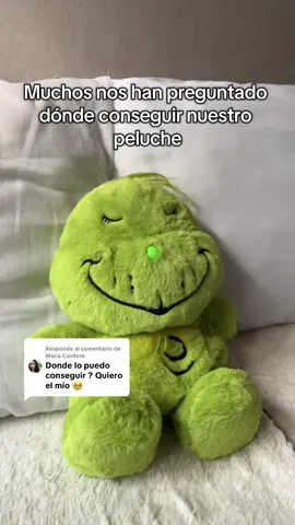 Respuesta a @Maria Cordero Todo amante del Grinch necesita este regalo 🎁 💚 #grinch #peluchequerespira #grinchquerespira #antiestres #regalo Con este peluche que respira del Grinch he podido superar problemas como la ansiedad, el estrés, la soledad, el corazón roto y la ansiedad, este peluche que respira del Grinch me acompaña en todo momento y su respiración calmada me hace sentir acompañado y seguro, este peluche se ha vuelto mi acompañante diario, su respiración, su luz calmante en su vientre y sus canciones de cuna me hacen sentir cálido cada vez que estoy en la cama, ideal para aquellas personas solitarias que necesitan un abrazo caluroso 