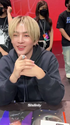 น่ารักจริงด้วยอ่าา 😝💗😍💖 #heartchuthiwat #ฮาร์ทชุติวัฒน์ #busbecauseofyouishine #busthefirstalbumfansign #busfansign 