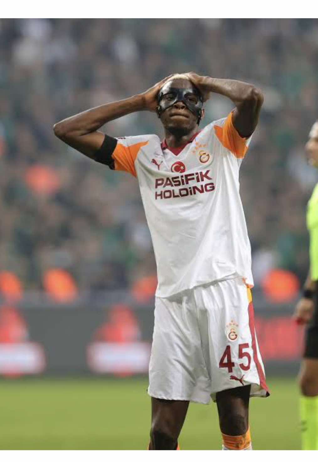 Tertemiz gol iptal edildi çekilen ofsayt çizgisinde Kocaeli futbolcusunun ayağı önde resmen rezillik… #galatasaray #victorosimhen #heli10s 