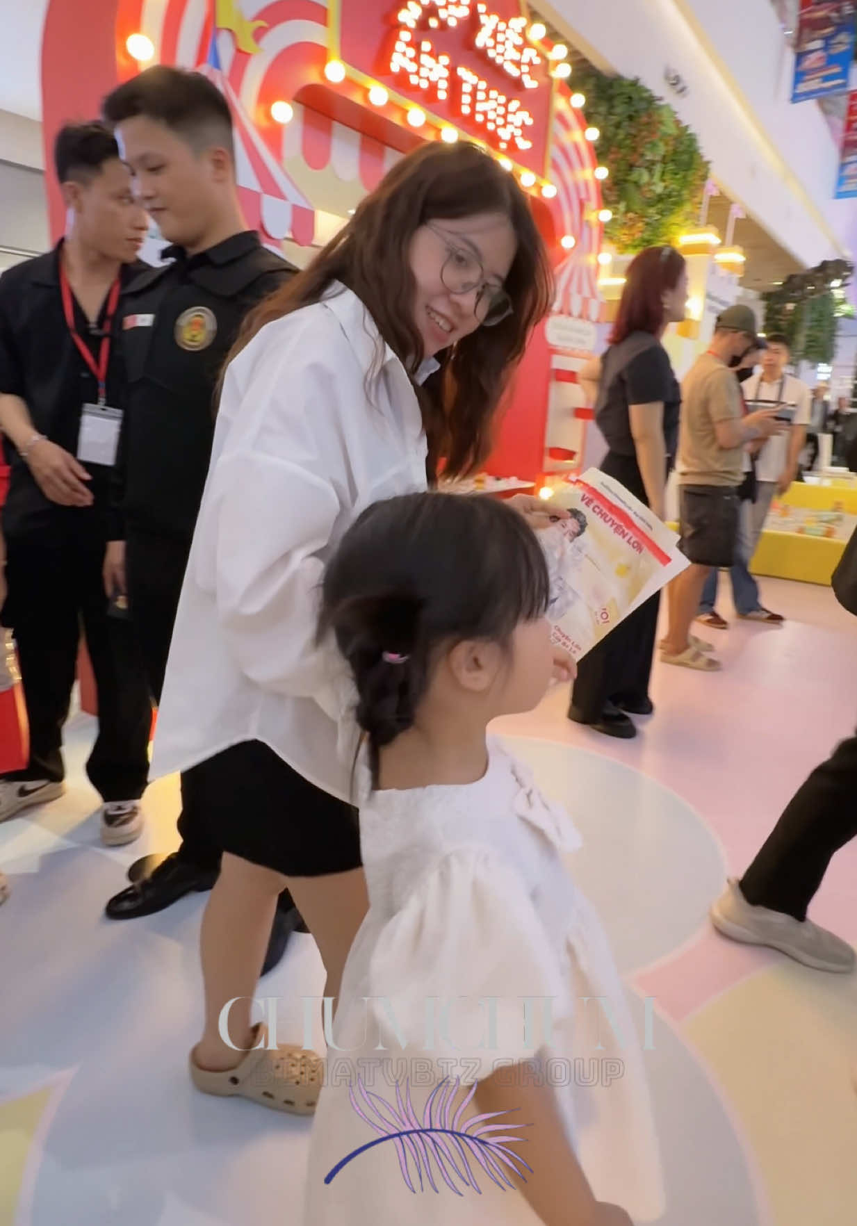 Phụ huynh dắt các bé nhỏ đến trải nghiệm và tham gia ngày hội Vẽ chuyện lớn của Nutifood GrowPlus+ #NutifoodGrowPLUS #Ngayhoivechuyenlon  #NutifoodGrowPLUStangcan #SuyDinhDuong #NutifoodGrowPLUSbychumchum