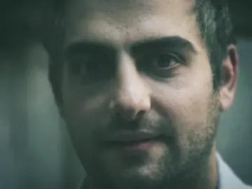 ساڵانێک دواتر..تۆ منت بیردەکەوێتەوە ، لەگەڵ شوێنەواری یادەوەرییەک یان خۆرئاوابوونێکی خەمناک..وە ئەو ڕۆژە بۆ هەموو شتێک درەنگە..ئەوە ئەو ڕۆژەیە کە هەردووکمان پەشیمان دەبینەوە ، من لە چاوەڕێی گەڕانەوەت و تۆش لە ڕۆیشتنت...ئەوکات تێدەگەیت کە هەرگیز ناتوانیت کەسیٚک بدۆزیتەوە هیٚندەی من خۆشیبویٚیت...وەک من کە هەرگیز ناتوانم کەسیٚک بدۆزمەوە هیٚندەی تۆ خۆشمبویٚت...