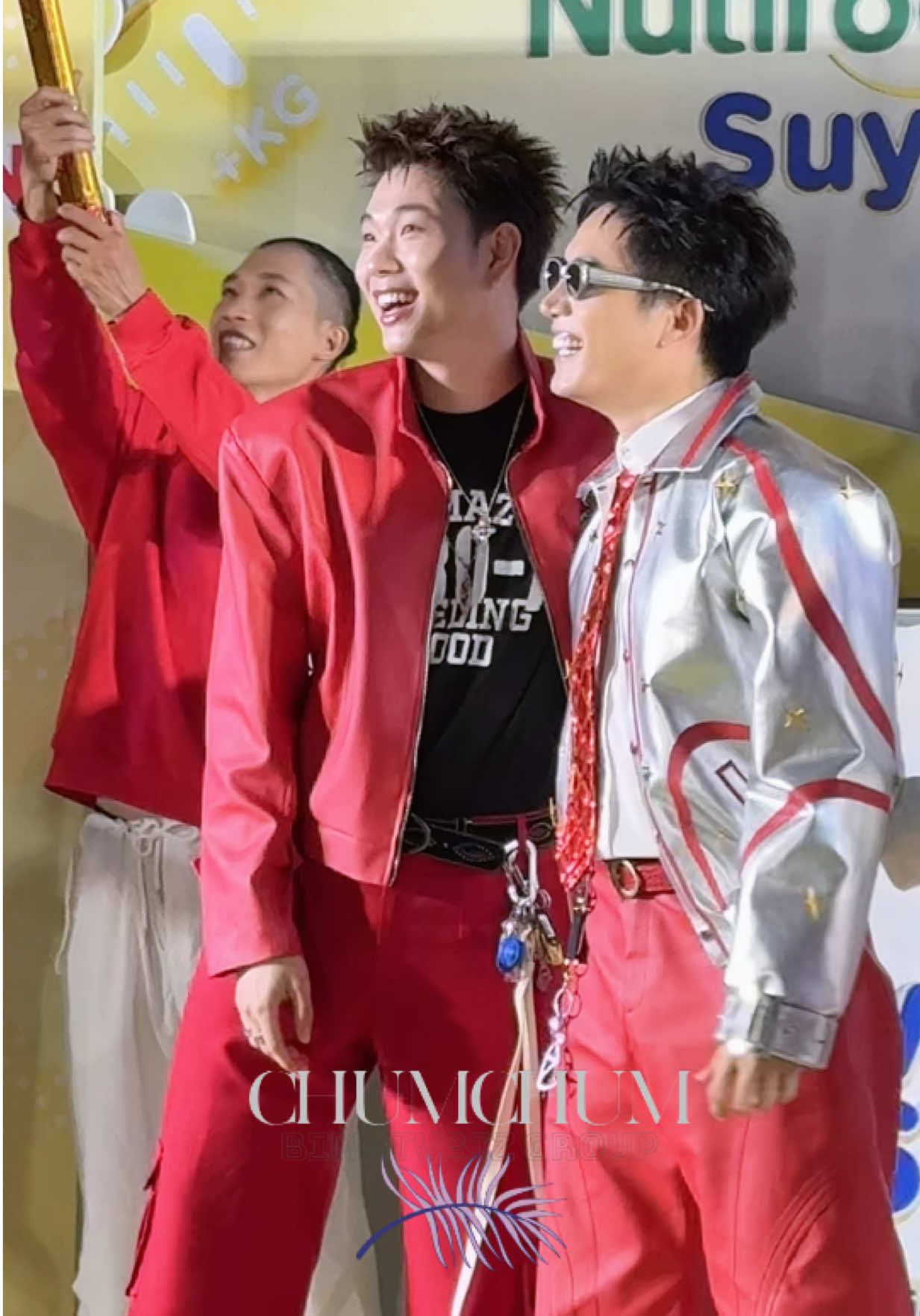 Các anh trai xuất hiện cực bất ngờ nhưng thứ mọi người chú ý là thời trang phá tan thời tiết của tổng tài Võ Tấn Phát #NutifoodGrowPLUS #Ngayhoivechuyenlon  #NutifoodGrowPLUStangcan #SuyDinhDuong #NutifoodGrowPLUSbychumchum