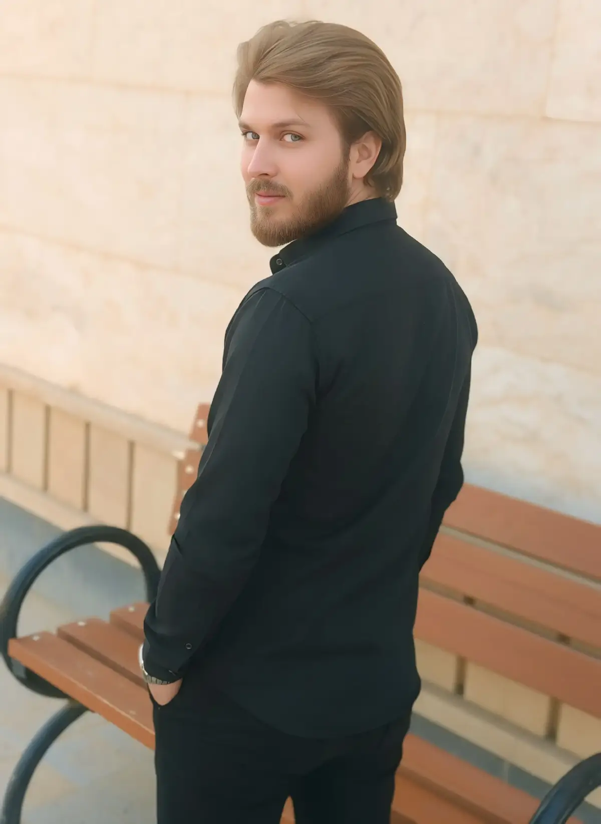 أسميتك من جهلي وطناً، ونسيّتُ أن الأوطان تُسلب! 