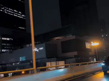 一个人 在陌生的城市 打拼久了 难免也会有一点崩溃 不知道是想家了 还是外面太累了 数着回家的日子 是目前唯一的精神支柱.muốn về nhà nhưng không thể/ mưu sinh nên phải lùi bước 