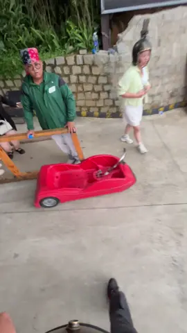 đang chơi thì mưa! mưa thì mình trú và lấy áo mưa đễ sẵn ở hầm nha #caonguyenhoadalat #dalat #mariokart #greenlineluge #travel 