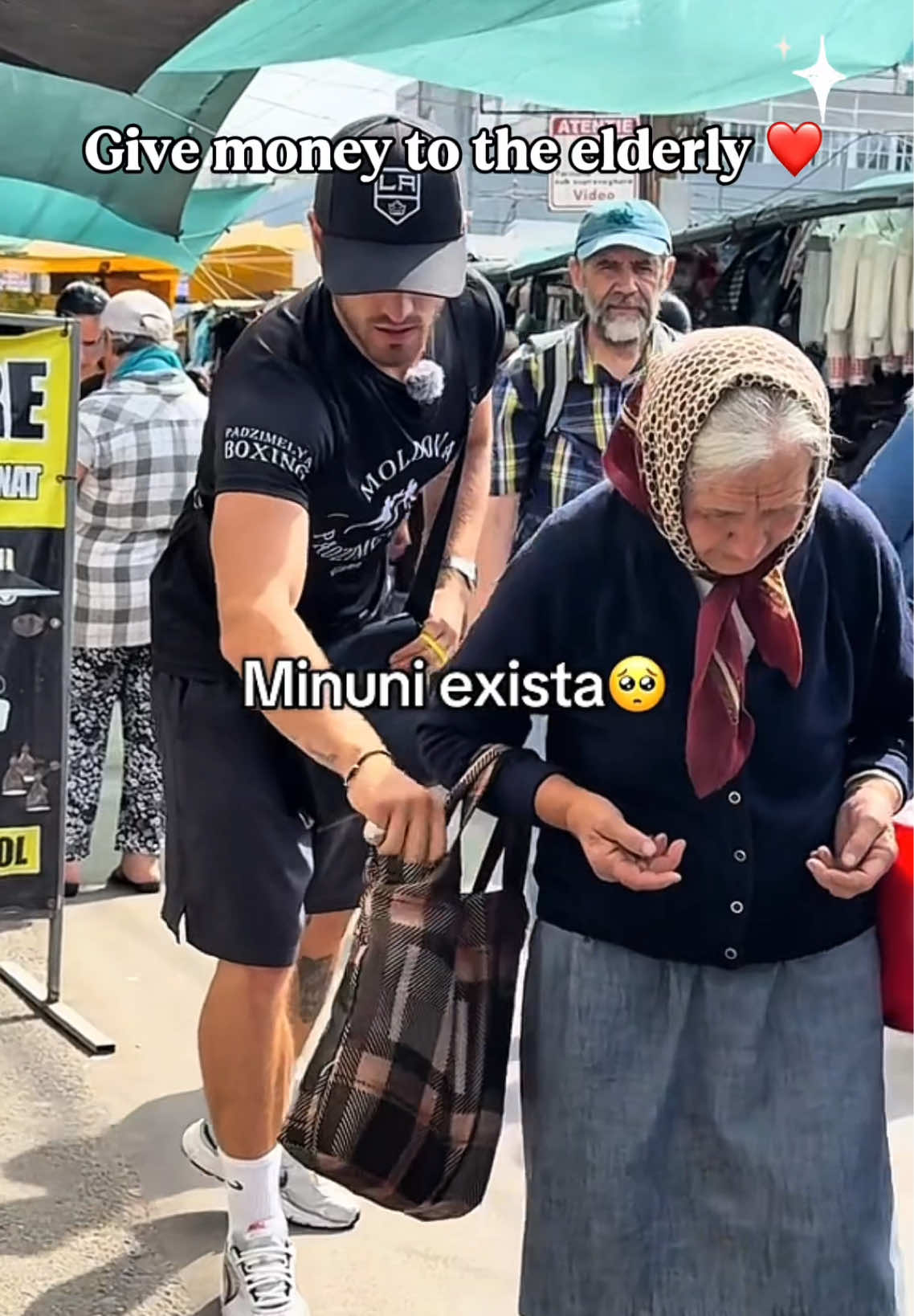 Give money to the elderly ❤️❤️ #kindness #helpothers #gooddeeds #foryou #spreadkindness 