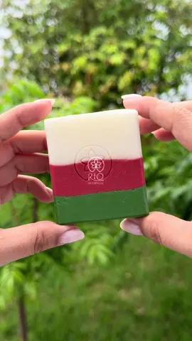 Sabonete Artesanal Edição de Natal! Perfeito pra presentear alguém que você ama! ✨💕  #tiktokshop #saboneteartesanal #presentedenatal #sabonetedecacho #natal2025 