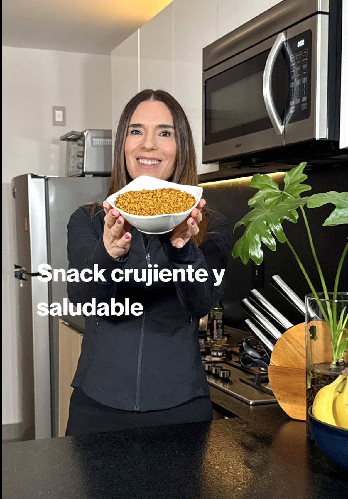🤤 Snack crunchy y saludable Solo mezcla  - 1 taza de semillas de girasol - 1 cdita de cúrcuma - 1 cdita de pimentón - sal, pimienta  - un chorrito de aceite de oliva 🔥 Cocina a fuego lento 7-8 minutos en sartén ¡Listo para disfrutar! 🌱 Beneficios: - Aceite de oliva: grasas saludables para tu corazón  - Cúrcuma y pimentón: antioxidantes y antiinflamatorios  - Semillas de girasol: ricas en vitamina E, magnesio y proteínas  ❤️Crujiente, nutritivo y perfecto para picar en cualquier momento  . . . . #recetassaludables #vidasana #recetafacil #cocinaconsciente #alimentacionsana   