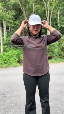 Women training shirt with hoodie,selesa lembut n tk panas🫶🏼🤎#elgini#hoodies#hoodiemurah#outfitjogging#hoodiesforwomen 