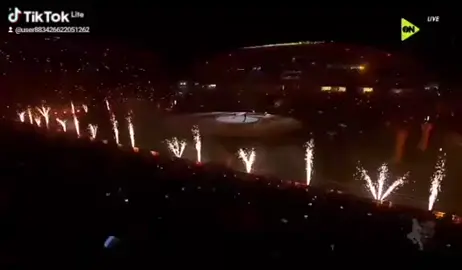 محمود الليثي وعمر كمال يشعـ 🔥لون مدرجات استاد هزاع بن زايد قبل مباراة الأهلي والزمالك في نهائي السوبر