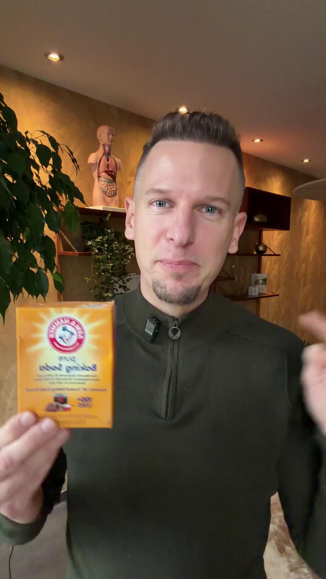 💊 Baking soda: medicijn of misverstand? Net als veel natuurlijke middelen is hoe je het inzet het verschil tussen genezen en belasten. Een half theelepeltje baking soda in water kan maagzuurklachten direct verlichten, maar vergis je niet.. het is een symptoombestrijder, geen oplossing. In de meeste gevallen heb je géén te veel aan maagzuur, maar juist te weinig. En dan onderdruk je precies wat je nodig hebt. Gebruik het slim, tijdelijk, bewust. ✨ Als mondverzorging (2-3x per week) ✨ Bij jicht of nierstenen (neutraliseert urinezuur) ✨ Of bij een blaasontsteking als tijdelijke verlichting Maar wil je de oorzaak aanpakken? Laat bewerkte suikers, fructose, geraffineerde koolhydraten en alcohol los, dáár begint echte genezing. Baking soda is geen wondermiddel. Het is een reminder dat de juiste inzet het verschil maakt tussen onderdrukken en herstellen. 🌿 Ps. Meer energie, minder klachten? Claim nu gratis het receptenboek 👉 @leefbewustnederland #gezondheid #natuurlijkegeneeskunde #gezondheidshack #gezondheidstips #HolistischeGezondheid #Zelfregie #LeefBewust