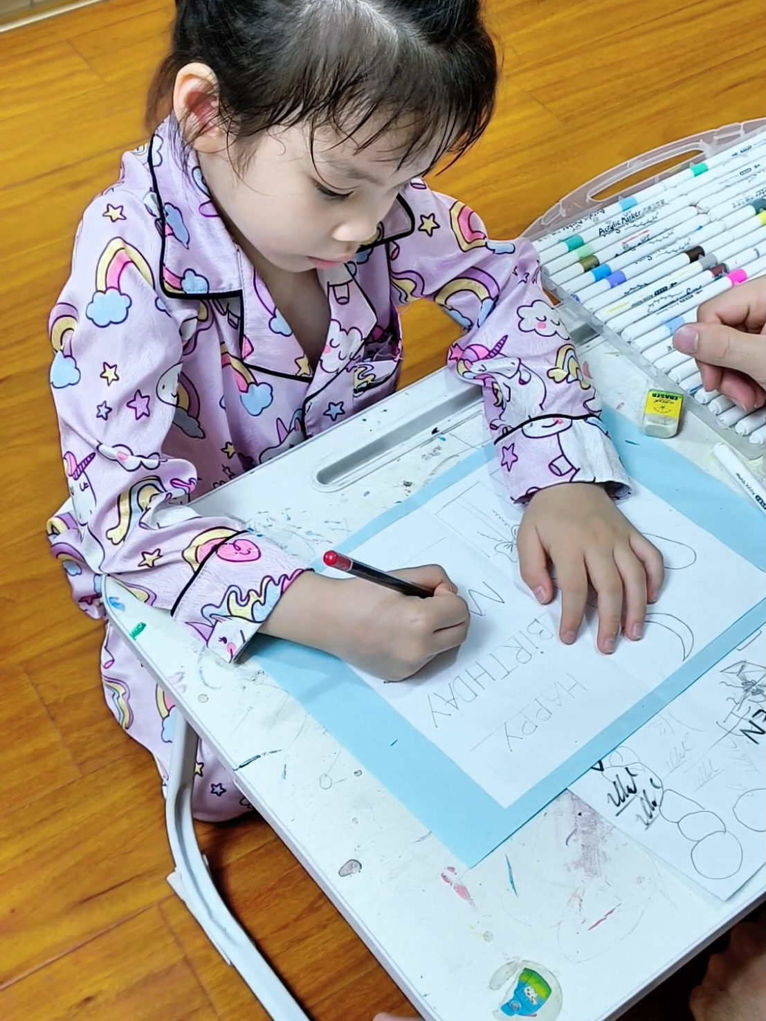 Bé tự tay làm thiệp sinh nhật cho mẹ 💌 Không cần quà to, chỉ cần tấm lòng nhỏ cũng đủ khiến mẹ rưng rưng rồi 🥹❤️ #embedangyeu #cute #happybirthday #mevabe #trending 