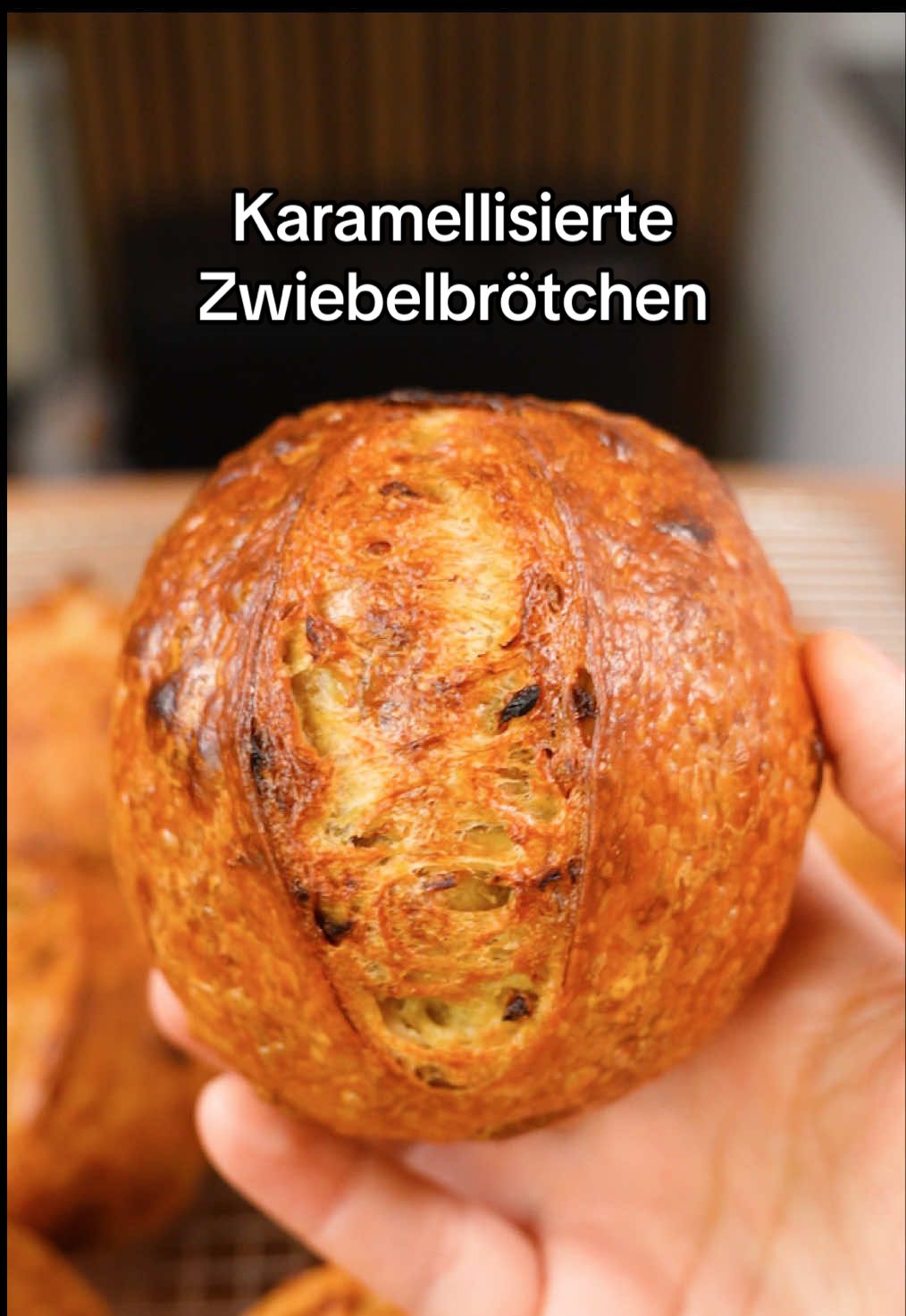 🧅 Karamellisierte Zwiebelbrötchen  ✨Weil ihr mein Brötchen-Rezept so gefeiert habt, kommt hier das Upgrade: Durch die karamellisierten Zwiebeln bekommen die Brötchen ein einzigartiges Röst- und Karamellaroma. Musst du ausprobieren! Viel Spaß beim Nachbacken✨ 🧅 Rezept für Zwiebelbrötchen (12 Stück):  Für den Poolish: 150g Weizenmehl Typ 550 150g Wasser  0,1g Trockenhefe (oder 0,3g frische Hefe) Für den Hauptteig:  3 weiße große Zwiebeln 15g Olivenöl 525g Weizenmehl Typ 550 250g Wasser (lauwarm) 15g Salz 7,5g Honig  2,5g Trockenhefe 5g Zucker  👩🏻‍🍳Zubereitung:  Den Poolish ansetzen und über Nacht gehen lassen. Die Zwiebel vierteln, in grobe Streifen schneiden, mit dem Olivenöl auf mittlerer Temperatur glasig goldbraun karamellisieren lassen.  Für den Hauptteig alle Zubereitungsschritte (wie in meinem letzten Brötchenvideo beschrieben) durchführen, in den letzten 2 min des Knetens die abgekühlten Zwiebeln hinzufügen. Den Hauptteig abgedeckt 90min bei Raumtemperatur ruhen lassen.  Teig in 12 Stücke à ca. 100g teilen, zu länglichen Brötchen schleifen (siehe Video), luftdicht abdecken und 8–12 Stunden im Kühlschrank reifen lassen. Am Backtag Teiglinge 30 Minuten bei Raumtemperatur akklimatisieren lassen. Ofen auf 230°C (Ober-/Unterhitze) vorheizen, Brötchen mit Wasser besprühen, einschneiden und für 10min mit viel Dampf, anschließend ohne Dampf bei 220°C weitere 10-12 min bis zur gewünschten Bräunung backen. Guten Appetit! 💌 #brötchen #brot #backen #rezept 