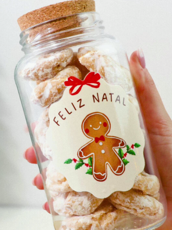 Os potes natalinos em vidro com 810ml são perfeitos para montar lembrancinhas personalizadas com biscoitos, bombons ou chocolates. Um presente fofo, útil e inesquecível. ❤️  Acesso na Bio ou nos Destaques 