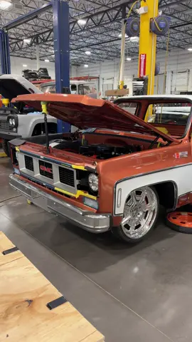 Getting the new Billet Specialties wheels pinstriped by the legend. Nothing beats hand-painted work on these builds, and Ron absolutely nailed it. These are gonna look perfect on this squarebody once they’re mounted up. LS3 swap, slammed stance, and that two tone paint keeping the original ‘73 vibe while modernizing everything underneath. Can’t wait to roll this thing out at Dino’s Gitdown this weekend. #fatfendergarage #dinosgitdown