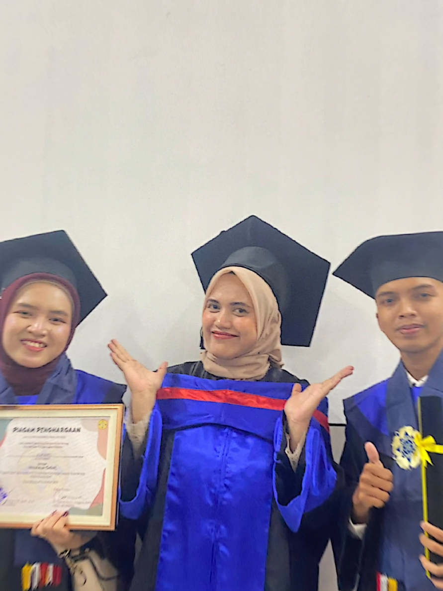 alhamdulillah telah berlalu, 2021-2025, hanya 2 mahasiswa, dalam 2 kelas, terima kasih kampus unpam serang yang melayani dengan sangat baik walau hanya 2 mahasiswa, tak heran jika dulu 2021 hanya ratusan mahasiswa kini sudah tembus 15.000 mahasiswa, Terima kasih kampus unpam serang, dan sukses selalu @unpam_serang @himatika_unpam.se  #CapCut 