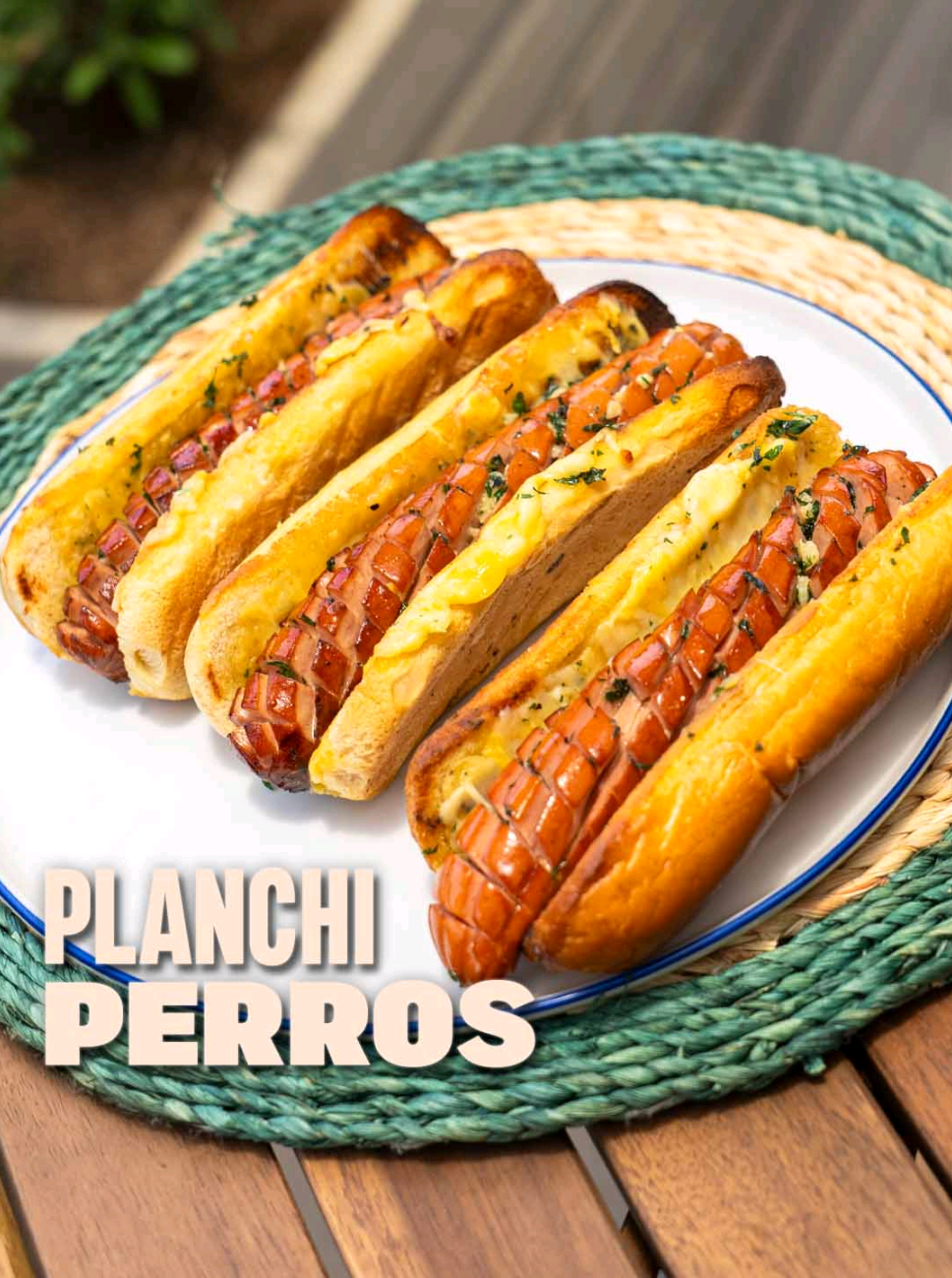 Los planchiperros son el mejor invento del mundo. El primo gomelo del perro caliente está lleno de sabor. Y si quiere conocer más de nuestras recetas, en nuestra página web podrá encontrar muchas más!  b-eats.com.co  Ingredientes Pan brioche para perro  Salchichas Koller  1/4 taza de mantequilla 2 dientes de ajo  Un manojo de perejil   #Beats #RecetasFaciles #PerrosCalientes