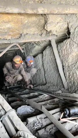 Have you ever seen mining like this? blackdiamond mining #Minecraft #undergroundmining #blackdiamond #hiddentreasures #minetunnel 