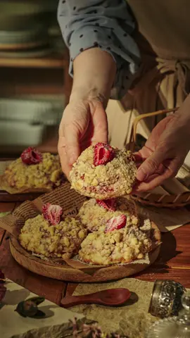 딸기 소보로 크림치즈 쿠키 🍓 📌레시피 정보는 프로필 링크를 이용해 주세요! 📌 Recipe? 👉 Go to the YouTube link “Merry Story” at the top of the profile! ( https://www.youtube.com/@메리이야기 ) #merrystory #bakingtiktok #bakingrecipe #homemadecookies #bakingasmr 