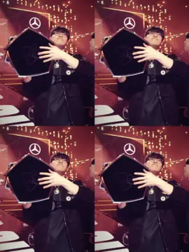 Nâng cup bằng 1 tay cỡ đó mà nhờ mở hộ lon nước là sao a 🐯#t1 #oner #champions #lol #cktg2025 