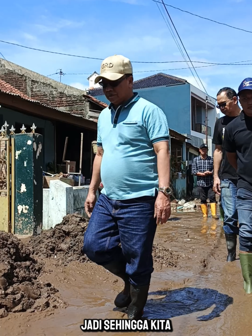 Pemkab Brebes Sigap Tinjau Korban Banjir di Bumiayu ‎ ‎Pemerintah Kabupaten Brebes bergerak cepat menanggapi bencana banjir yang melanda wilayah Kecamatan Bumiayu pada Sabtu sore kemarin. ‎ ‎Plh Bupati Brebes, Wurja SE, bersama Sekretaris Daerah Brebes, Dr. Tahroni, meninjau langsung lokasi terdampak di Desa Kalierang, Kecamatan Bumiayu, yang menjadi salah satu titik terparah Minggu, (9/11/2025). ‎ ‎Sedikitnya 400 rumah warga di RW 1 hingga RW 6 Desa Kalierang terendam lumpur tebal akibat luapan air yang membawa material tanah. Warga kini tengah berjibaku membersihkan rumah masing-masing, namun ketebalan lumpur membuat proses pembersihan memerlukan alat semprot air bertekanan dan peralatan berat. ‎ ‎“Kami memastikan penanganan cepat bagi warga terdampak, termasuk kebutuhan pokok, pakaian layak pakai, serta alat pembersih,” ujar Wurja di sela peninjauan lapangan. ‎ ‎Berdasarkan data sementara, lebih dari 1.000 jiwa terdampak banjir di wilayah tersebut. Selain merendam permukiman, banjir juga merusak infrastruktur desa, termasuk jembatan penghubung di Dukuh Pagenjahan dan talud sepanjang lebih dari 100 meter di kanan kiri aliran sungai yang jebol diterjang arus deras. ‎ ‎Bencana serupa juga terjadi di Kecamatan Sirampog, di mana hujan lebat menyebabkan tiga hektar lahan pertanian di Dukuh Mlengseng, Desa Kaliloka, mengalami kerusakan parah. ‎ ‎Tragisnya, peristiwa banjir kali ini menelan korban jiwa. Seorang warga Kalierang dilaporkan meninggal dunia, sementara dua warga Kecamatan Sirampog juga ditemukan meninggal akibat terseret arus. ‎ ‎Pemerintah Kabupaten Brebes melalui BPBD dan Dinas Sosial telah mendirikan dapur umum serta menyalurkan bantuan logistik ke lokasi terdampak. “Kami berupaya agar kebutuhan dasar warga segera terpenuhi dan proses rehabilitasi berjalan secepat mungkin,” kata Dr Tahroni. #banjirbrebes #brebesselatan #banjirbandang #bumiayu #pascabanjirbumiayu @Paramitha Widya Kusuma @Wurja Castro @kremora @Anna Dwi Rahayuning Rizky @t a u f a n @BPBD Kabupaten Brebes @KODIM 0713 BREBES @polresbrebes @Kecamatan Bumiayu @cecepajisuganda 