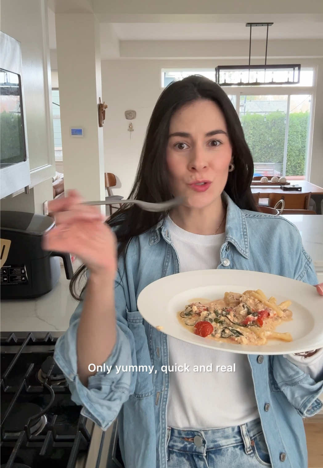 #ad Ya pasamos la era de los comerciales de los 90s 🙃 Ahora los comerciales son así: tú, yo y algo fácil (porque no se hacer más 😂✌️), rápido y plant-based con @unMEAT. La receta la encuentran en los comentarios hermana 🙌🫶! ~~~ We’re way past the era of those perfect 90s commercials 🙃 Now it’s just you, me, and something easy (because that’s all I will make 😂✌️), quick, and plant-based with unMEAT.  #plantbasedrecipes #recetasfaciles #millennialsoftiktok #latinacontentcreator 