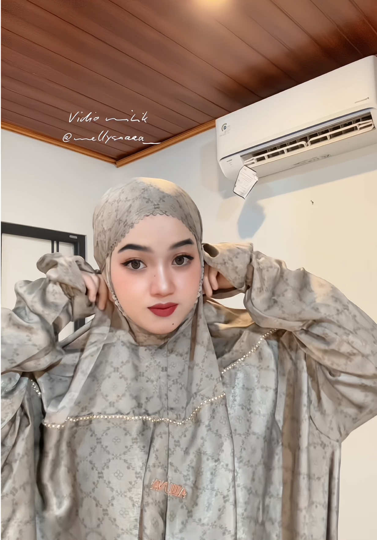 Racun mukena lagi  #mukena #mukenapremium #mukenacantik #silk #mukenatravel 