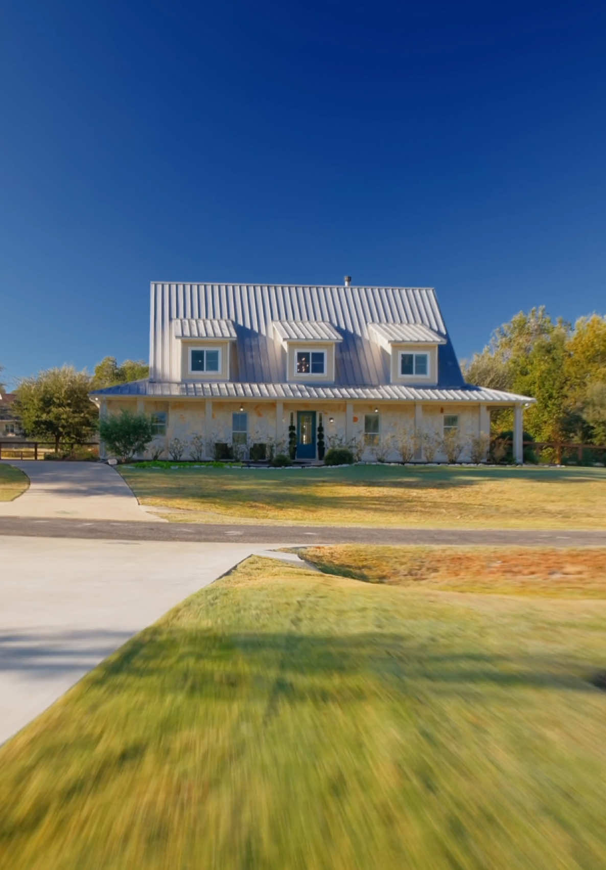 Early morning lighting, a blue sky, and a gorgeous home 🏡  #realestatevideography #luxuryhome #hometour #homeinspo #realestate 