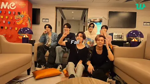 i miss this era.....  fall in love again again diera itu aku masih polos dan selalu gebangain bts dsn kalo bts dihina plastik aku gamuk besar gebelain idol kesayagan aku dab se exited itu tapi semua itu berubah ketika aku sudah  mengenal enhypen dan bersanding juga akhirnya ke adek adeknya bts seperti enhypen,txt,cortis dll  pokonya idol favorite aku no 1 Bts forever maksih sudah membawa aku kedunia para kpopers ini aku salut kekalian kalau aku engga kenal kalian mungki. aku emgga bakal jadi kpopers#btd×enhypen 