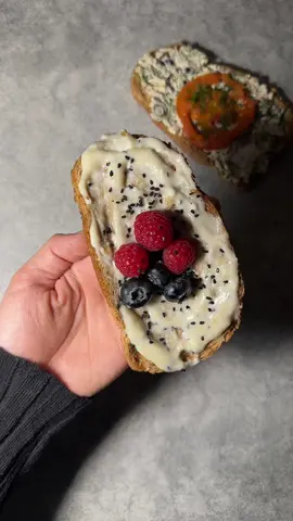 بنات لذذذيييذة  بشكل لازم تجربوها !! مربة المشمش مع الجبن خياااااال🤩  المكونات شبت  جبنة ڤيتا زيت زيتون  زعتر  زيتون أسود  زيت زيتون + ملح + قطعة طماطم على نارر هادية وفوقها على طول بتعطيكم طعم جبار ، وبسسس بالعافية عليكم ❤️